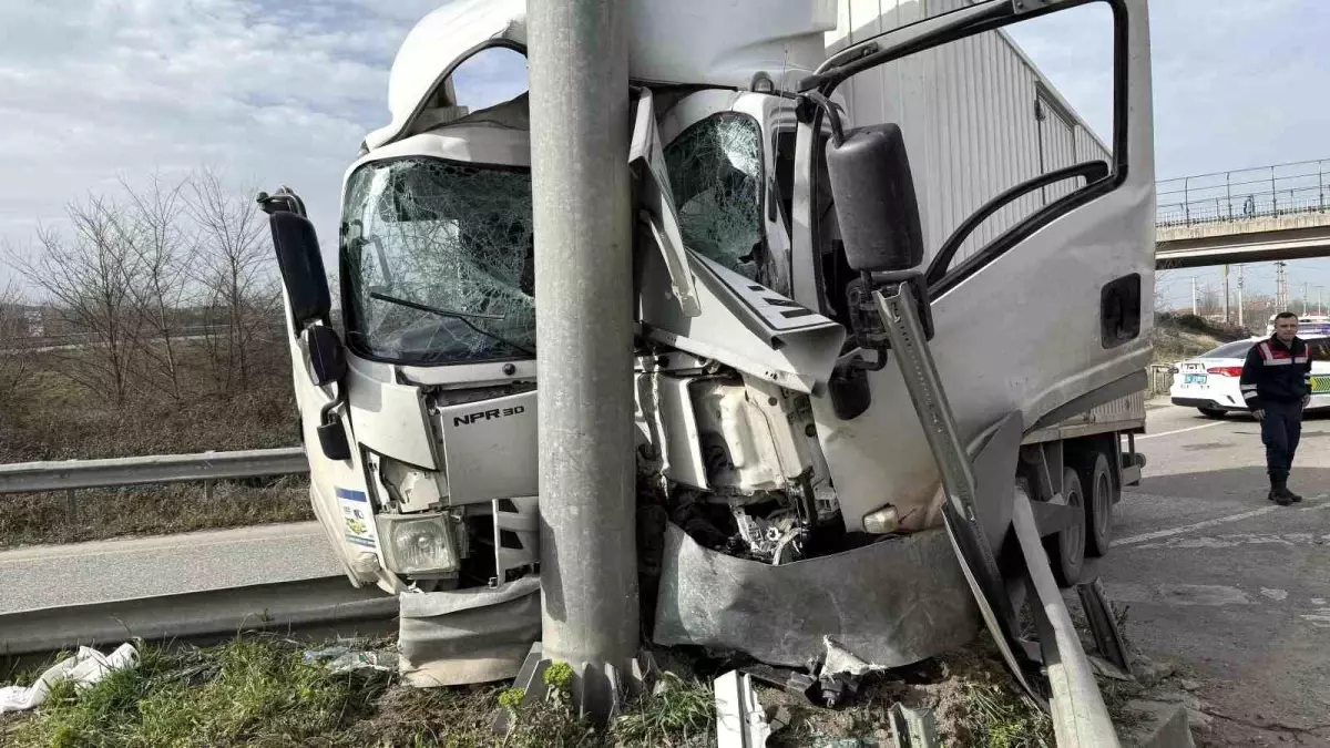 Sakarya'da Kamyonet Yön Tabelasına Saplandı, Sürücü Ağır Yaralı