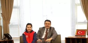 Minik Sınıf Başkanı Elif Sare Nazlı, Arkadaşlarını Valiyle Buluşturdu