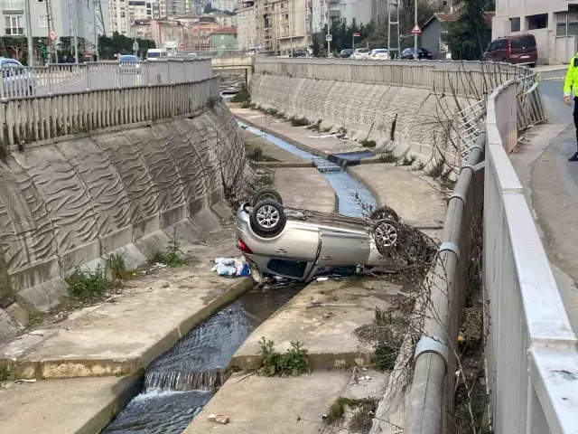 The car that couldn't take the turn flew into the stream, there are many injured