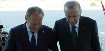 Polonya Başbakanı Tusk kırık ayakla Türkiye'ye geldi, Erdoğan koluna girdi