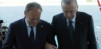 Polonya Başbakanı Tusk kırık ayakla Türkiye'ye geldi, Erdoğan koluna girdi