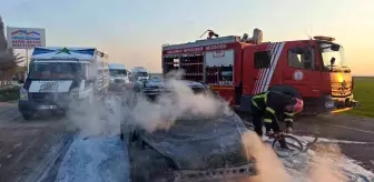 Şanlıurfa'da Seyir Halindeki Otomobil Alev Aldı