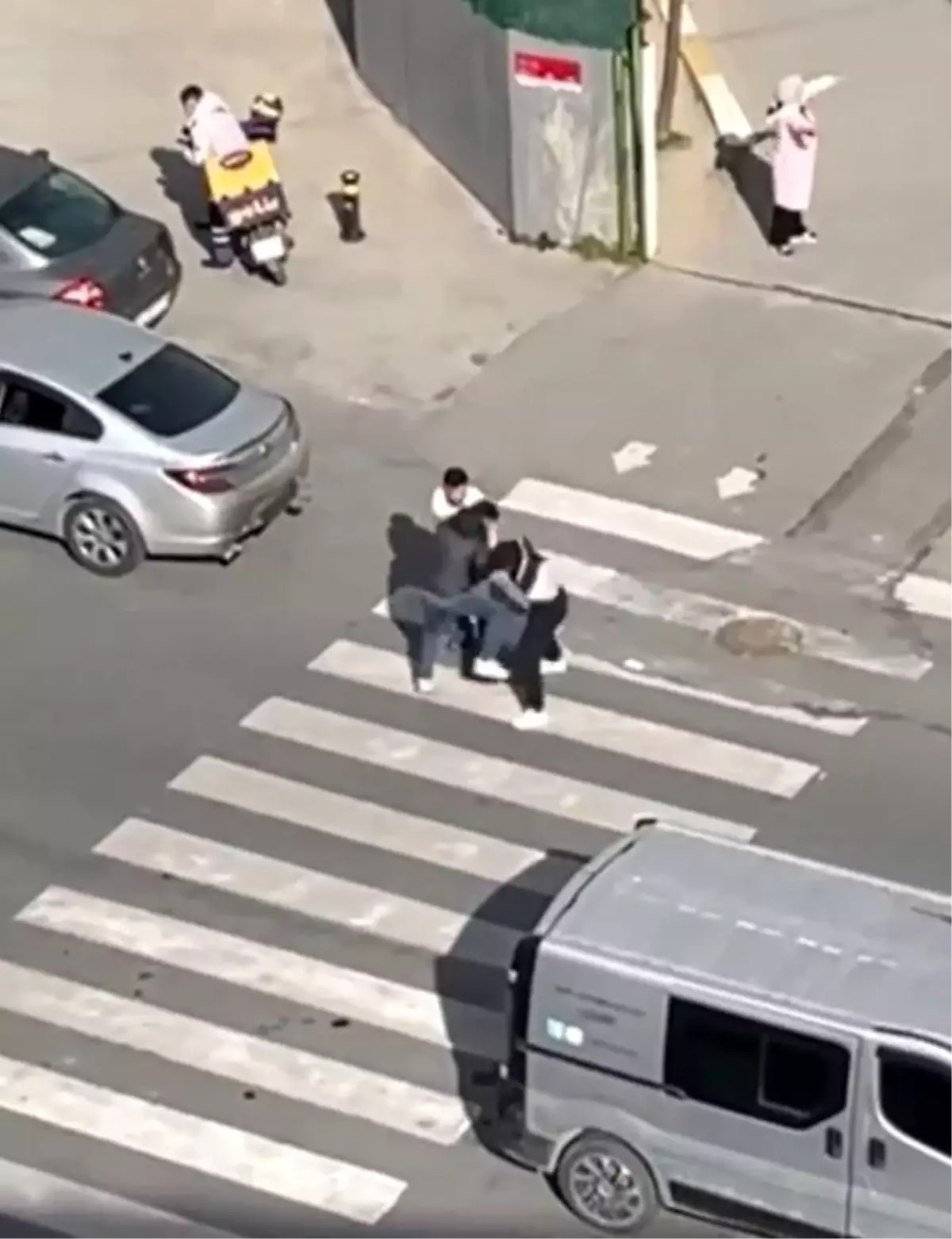 Esenyurt'ta Sürücüler Arasında Tekmeli Tokatlı Kavga: Araçla Çarpıp Kaçtılar