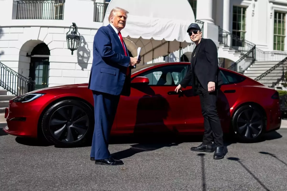 Trump'tan Elon Musk'a Destek: Tesla Araç Satın Alındı