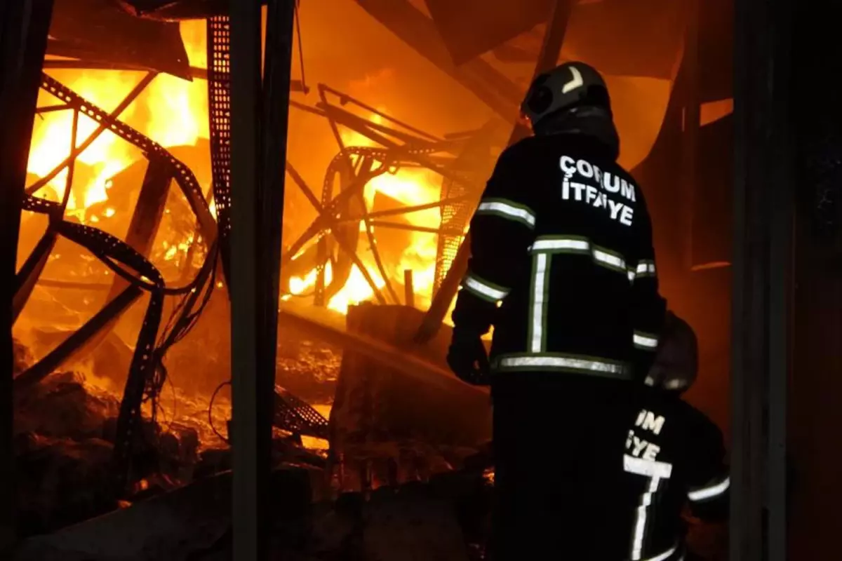 Çorum'daki gıda fabrikasında yangın: 7 kişi dumandan etkilendi