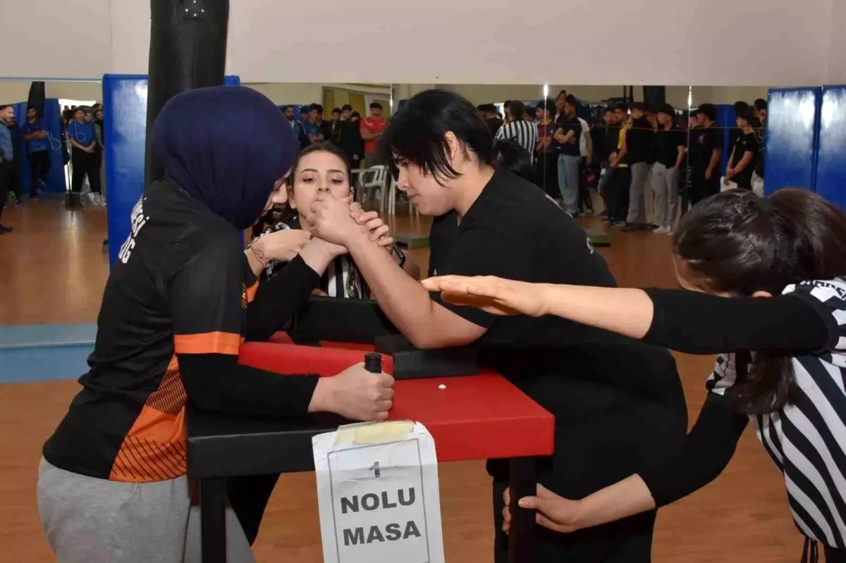 Elazığ'da Okul Sporları Bilek Güreşi ve Taekwondo Müsabakaları Tamamlandı