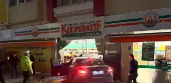 Çerkezköy'de Kontrolden Çıkan Otomobil Kaldırımda Yürüyen 3 Kişiye Çarptı