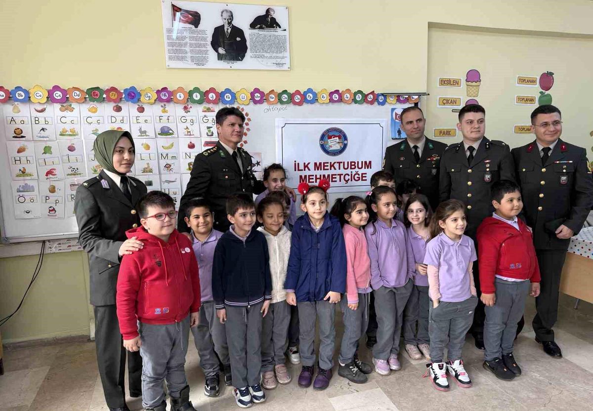 İlkokul Öğrencileri Mehmetçiğe Duygu Dolusu Mektuplar Yazdı