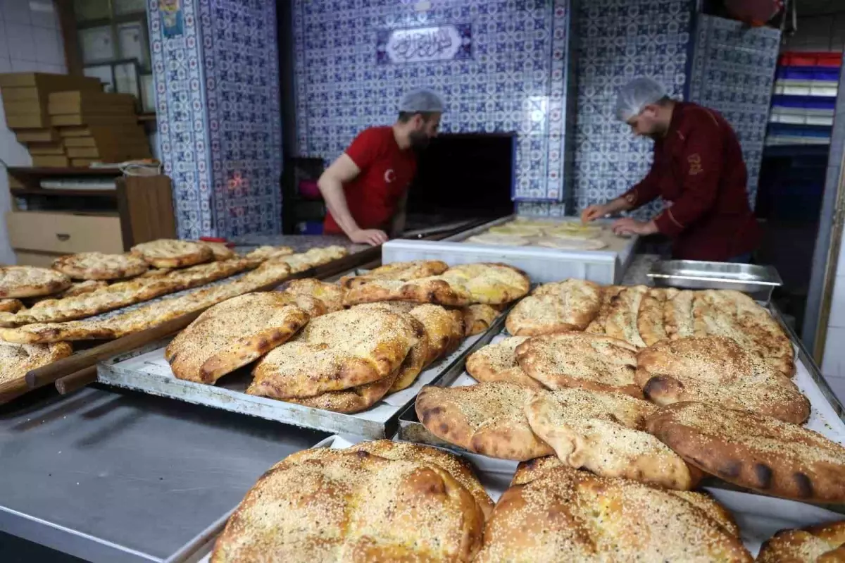 Ramazan Pidesi Ustaları 450 Derecelik Fırın Önünde 7 Saat Mesai Yapıyor
