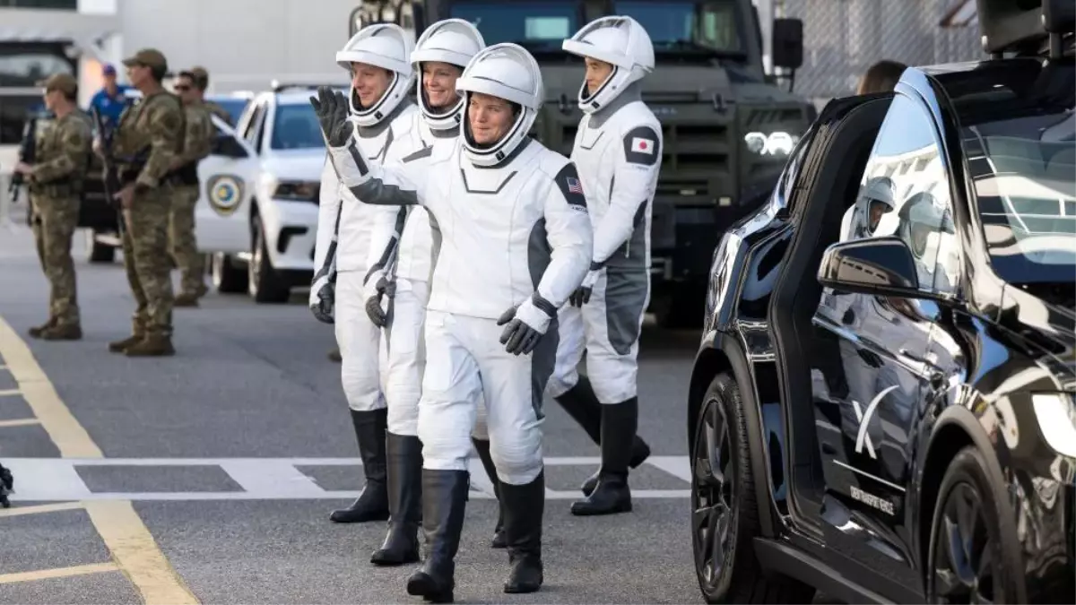 NASA-SpaceX Misyonu Ertelendi: İki Astronot Daha Uzayda Kalacak