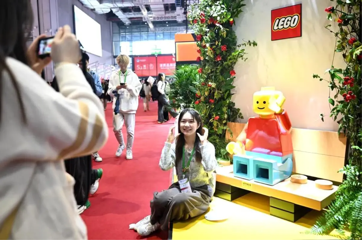 Dünyanın En Büyük LEGO Minifigürü LEGOLAND Şanghay'da Yerini Aldı