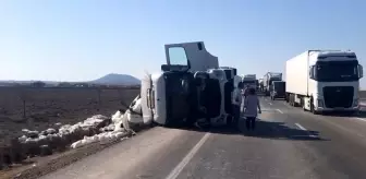 Karapınar'da Tır Devrildi: Sürücü Yaralandı