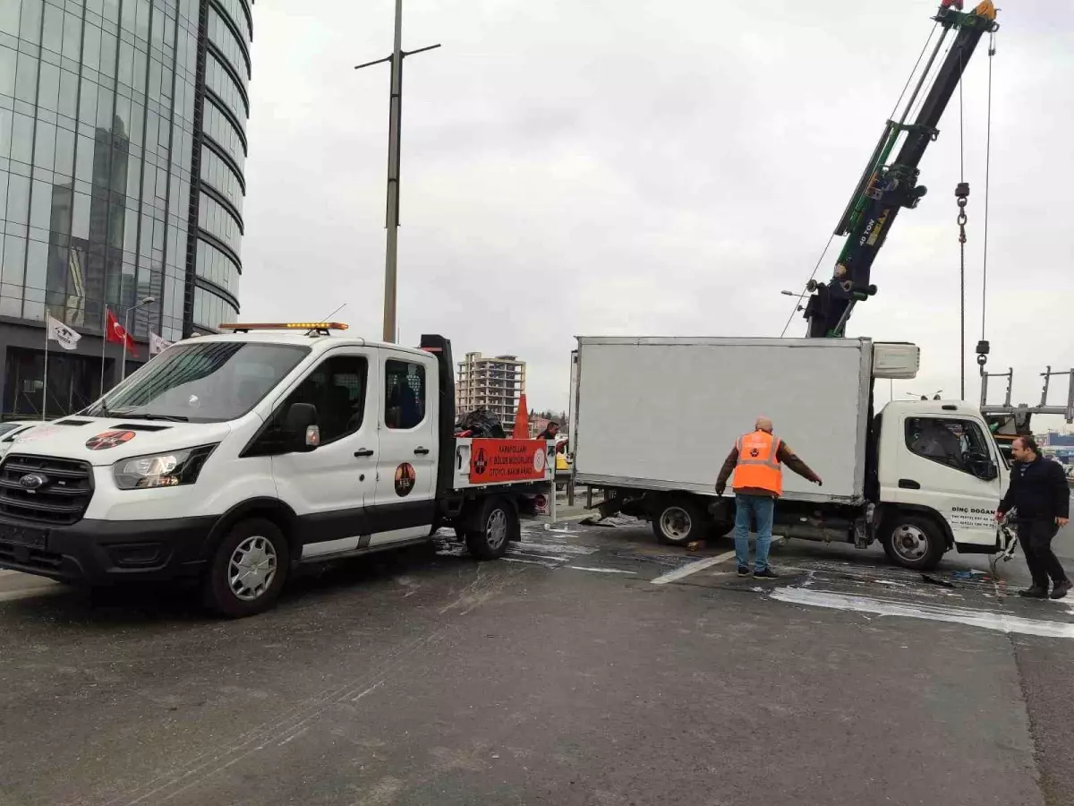 Bağcılar'da Süt Yüküyle Yol Alan Kamyonet Kaza Yaptı
