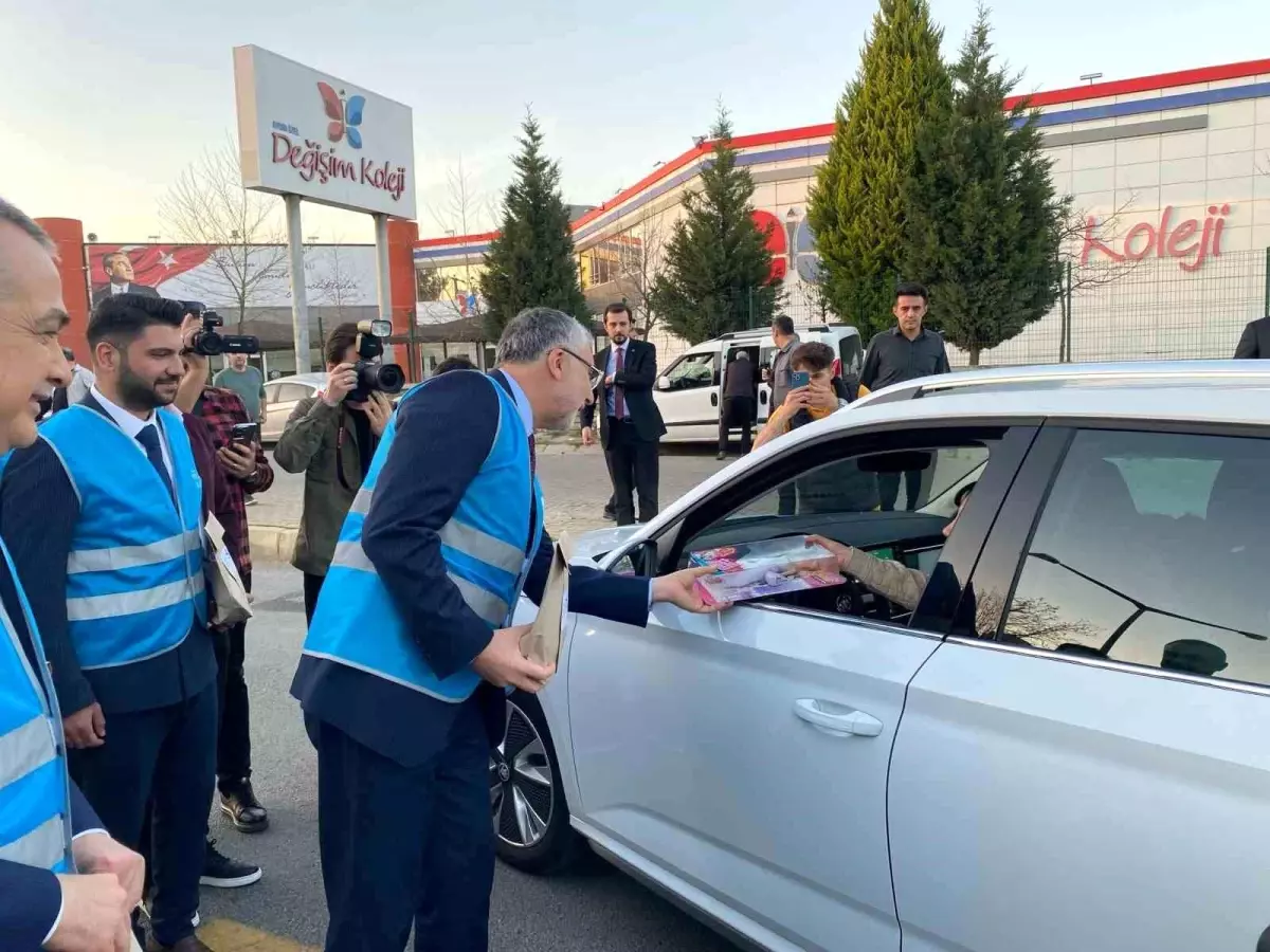 Bakan Işıkhan, Trafik Kontrol Noktasında Sürücülere İftariyelik Dağıttı