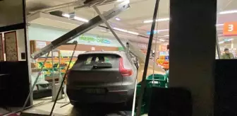 Kocaeli'de Otomobil Marketin Sebze Reyonuna Daldı: 2 Yaralı
