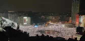 Sırbistan'da 15 kişinin öldüğü kazananın ardından ülke tarihinin en büyük protestosu gerçekleşti