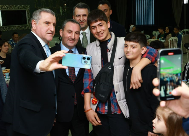 Sultanbeyli'de 5 bin genç ile iftar yapan Bakan Bak, müjdeleri peş peşe sıraladı Sultanbeyli'de 5 bin genç ile iftar yapan Bakan Bak, müjdeleri peş peşe sıraladı