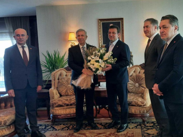 Ziyarete damga vuran görüntü! İmamoğlu'nu elleri arkada bekledi Ziyarete damga vuran görüntü! İmamoğlu'nu elleri arkada bekledi