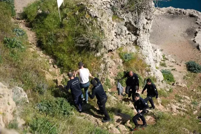 He sat at the edge of the cliffs and cut himself; the police arrived just in time: Do you know what despair is?