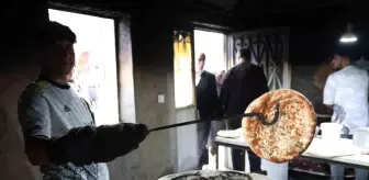 Elazığ'da Tandır Ekmeğine Büyük İlgi: Kuyruklar Uzun!