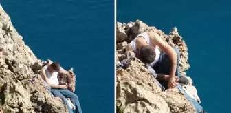 Falezlerin ucuna oturup kendini kesti, polis son anda yetişti: Çaresizlik nedir bilir misin?