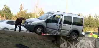 Gaziantep'te Trafik Kazası: Hafif Ticari Araç Köprüde Asılı Kaldı