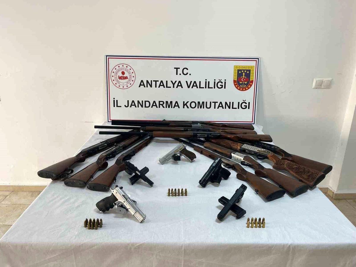Serik'te Ruhsatsız Silah Operasyonu: 8 Gözaltı