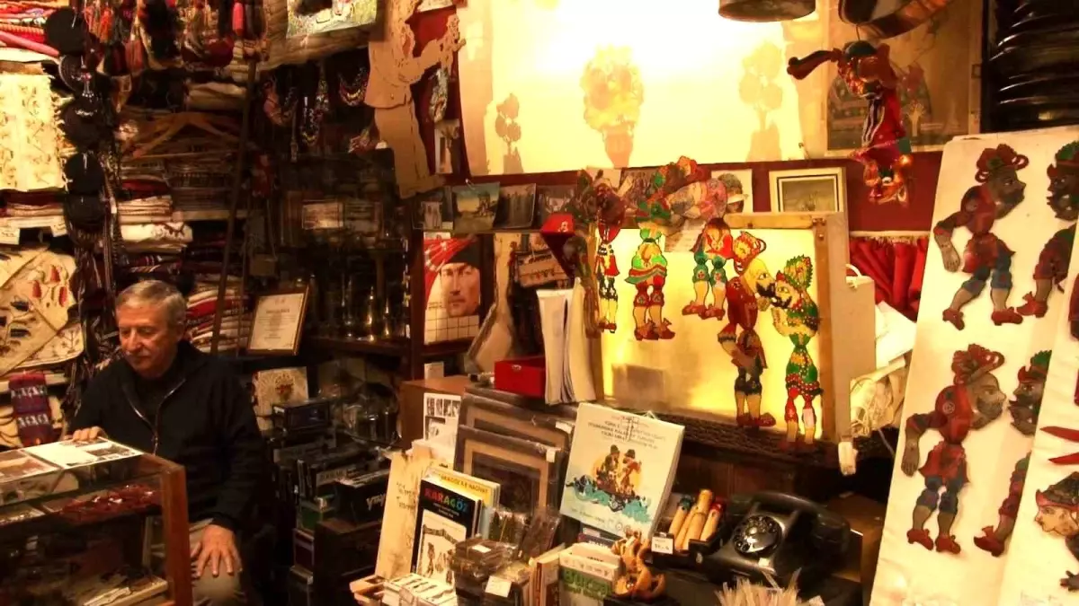 Karagöz ve Hacivat'a ömrünü adadı, gölge oyunlarını gelecek nesillere aktarıyor