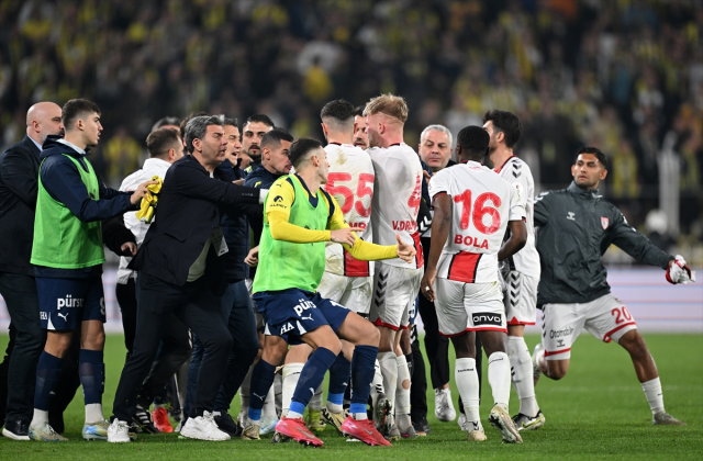 Fenerbahçe-Samsunspor maçı biter bitmez saha karıştı! Futbolcular birbirine girdi
