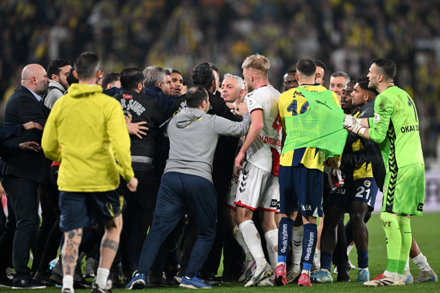 Fenerbahçe-Samsunspor maçı biter bitmez saha karıştı! Futbolcular birbirine girdi