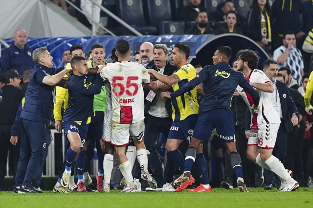 Fenerbahçe-Samsunspor maçı biter bitmez saha karıştı! Futbolcular birbirine girdi