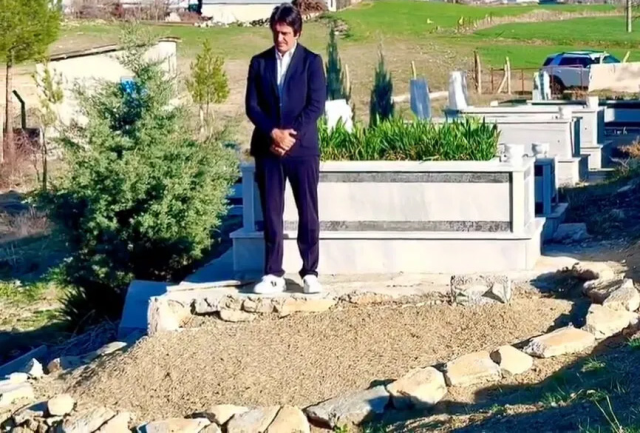 Mahsun Kırmızıgül, cenazesine gidemediği ismin mezarı başında hüngür hüngür ağladı Mahsun Kırmızıgül, cenazesine gidemediği ismin mezarı başında hüngür hüngür ağladı