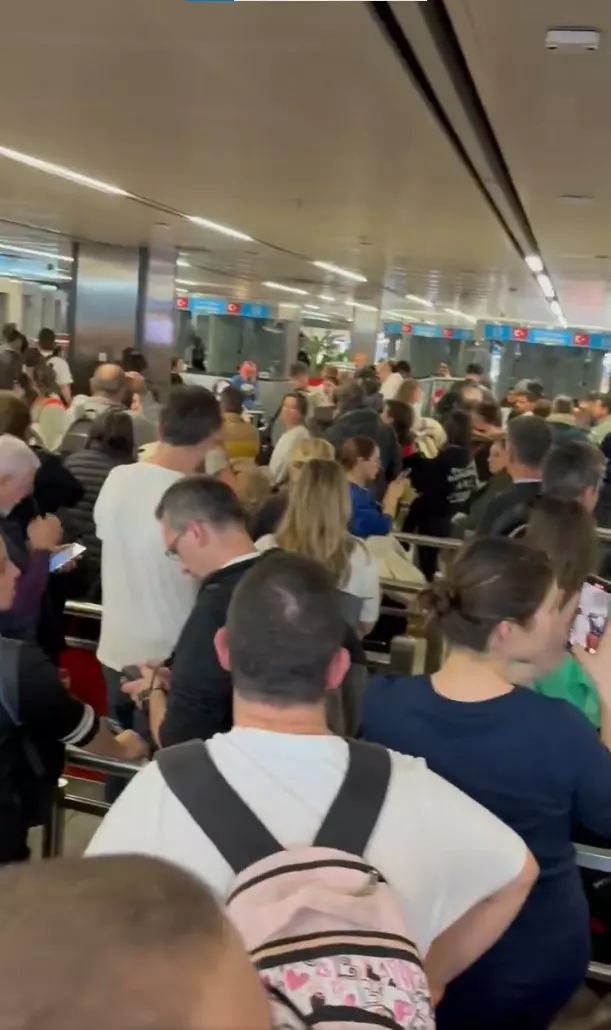 The passport system at Sabiha Gökçen Airport has crashed! Hundreds of passengers have been waiting for hours