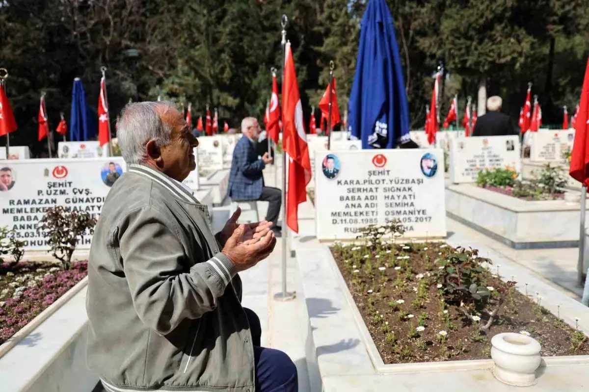 Adana'da şehit aileleri evlatlarının kabirleri başında dua ederek karanfil bıraktı