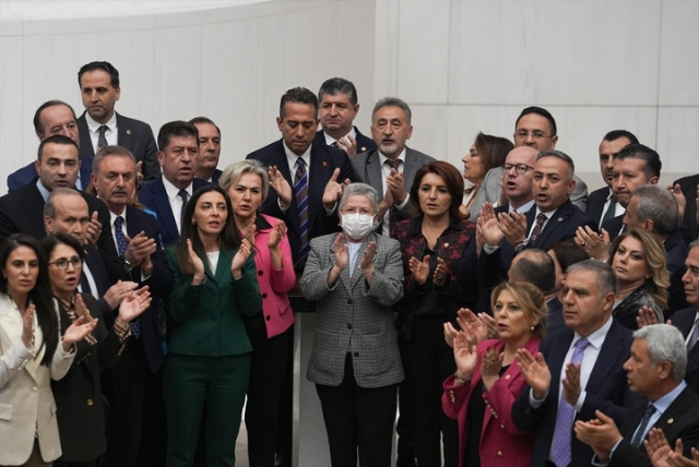 İmamoğlu'nun diplomasının iptal edilmesine tepki yağdı! Meclis'te protesto İmamoğlu'nun diplomasının iptal edilmesine tepki yağdı! Meclis'te protesto