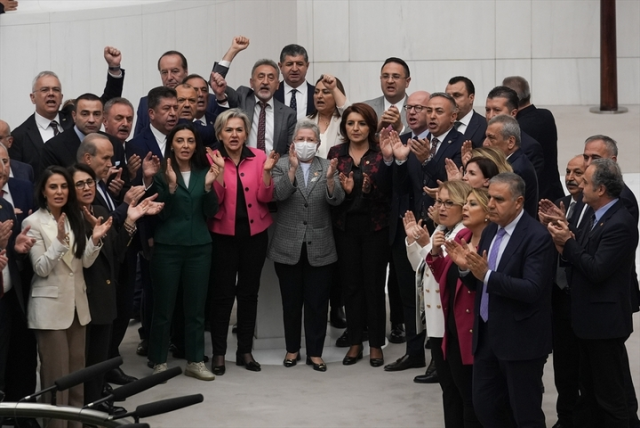 İmamoğlu'nun diplomasının iptal edilmesine tepki yağdı! Meclis'te protesto İmamoğlu'nun diplomasının iptal edilmesine tepki yağdı! Meclis'te protesto