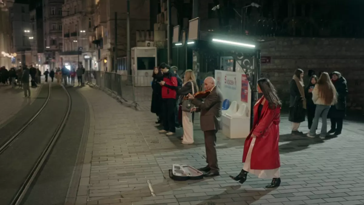 DEMET ÖZDEMİR İSTİKLAL'DE ŞARKI SÖYLEDİ