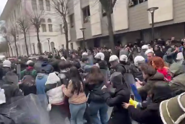 İstanbul Üniversitesi'nde İmamoğlu protestosu! Polisle arbede yaşandı