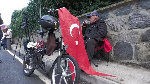 Retired citizen started to keep vigil in front of İmamoğlu's house: I pursued my vote