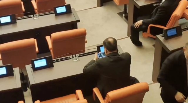 The comfort of the deputy playing batak while chaos erupted in the Assembly was astonishing