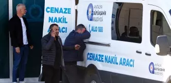 Araçtan fırlayıp hayatını kaybetti, babası cenaze aracına yaslanıp ağladı