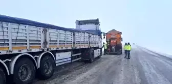 Yozgat'ta Mahsur Kalan Tıra Jandarma Müdahale Etti