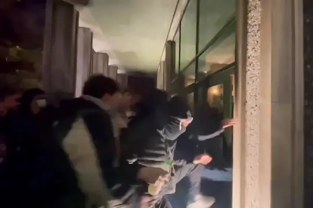 İstanbul'daki protestolar sonrası 94 kişi şafak operasyonuyla gözaltına alındı İstanbul'daki protestolar sonrası 94 kişi şafak operasyonuyla gözaltına alındı