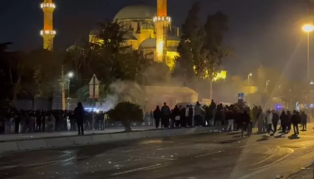 Protesters in Saraçhane broke the windows and doors of the IMM building and entered