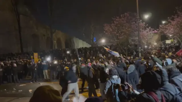 Protesters in Saraçhane broke the windows and doors of the IMM building and entered