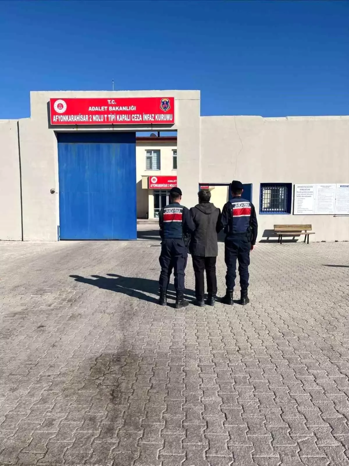 Hırsızlık Suçundan Aranan Şahıs Afyonkarahisar'da Yakalandı