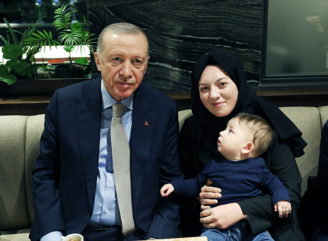 President Erdoğan chatted with citizens at a café and loved the children