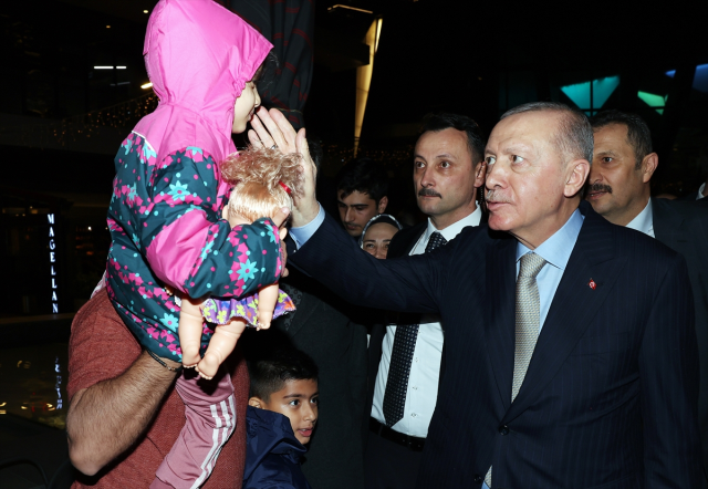 President Erdoğan chatted with citizens at a café and loved the children