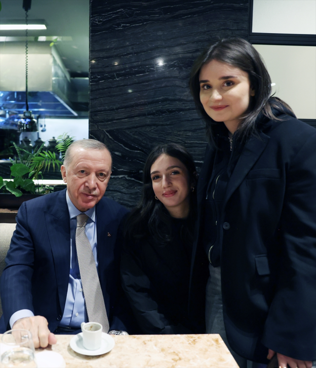 President Erdoğan chatted with citizens at a café and loved the children