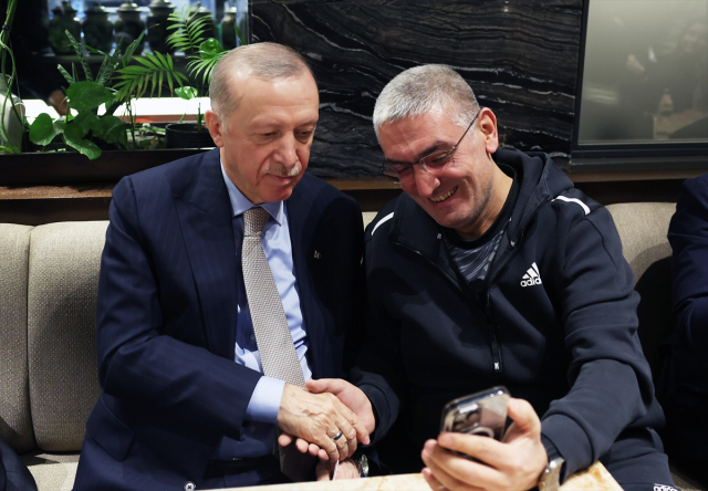 President Erdoğan chatted with citizens at a café and loved the children